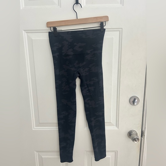 Spanx • Seamless Cropped 3/4 Black Gray Camo Sporty Casual Legging Size Medium - Picture 8 of 10